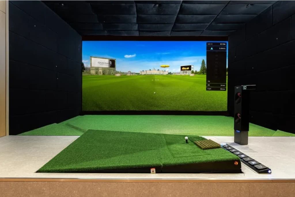 Golf simulator at Tampa Aero Club